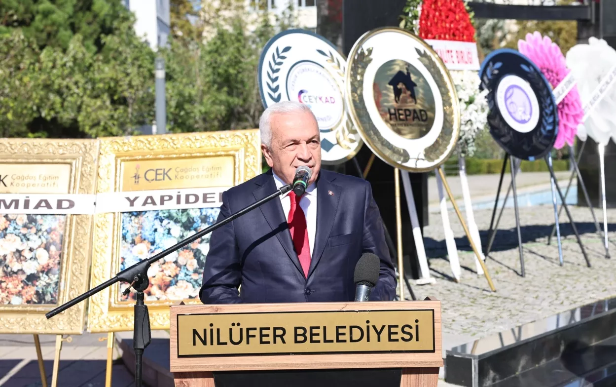 Nilüfer’de Cumhuriyet’in ilanının 102’nci yıl dönümü coşkuyla kutlandı. Gün boyu sürecek kutlama programları, Nilüfer Belediyesi Cumhuriyet Meydanı’ndaki Atatürk Anıtı’na çelenk sunma töreniyle başladı.