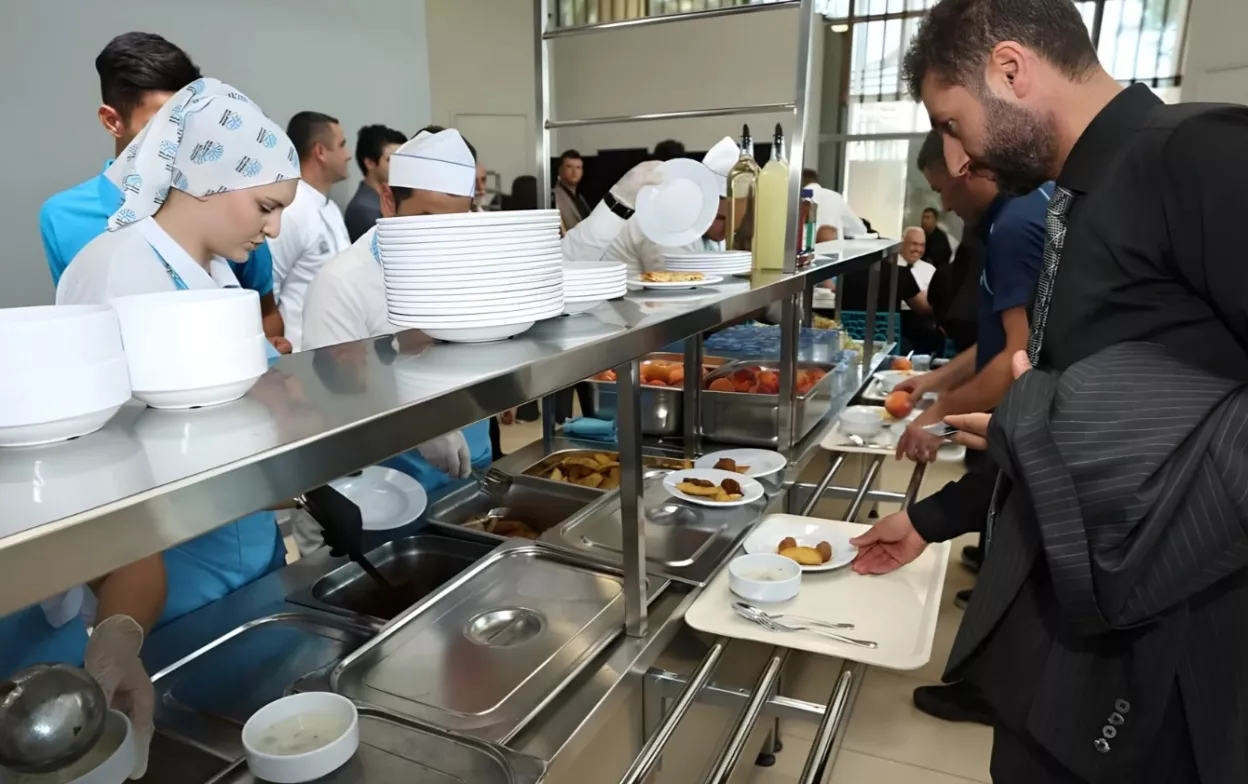 Nilüfer Belediyesi’nin ekonomik krizin etkilerini azaltmak ve gıdaya adil erişimi sağlamak için kurduğu “Dayanışma Sofrası” modeli, uluslararası kamuoyunun dikkatini çekti. Milano Kentsel Gıda Politikası Paktı (MUFPP), Nilüfer’in Kent Lokantaları’ndan Halk Kart’a uzanan kapsayıcı sosyal destek sistemini, “Sosyal ve Ekonomik Eşitlik” alanında dünyaya örnek proje olarak gösterdi.