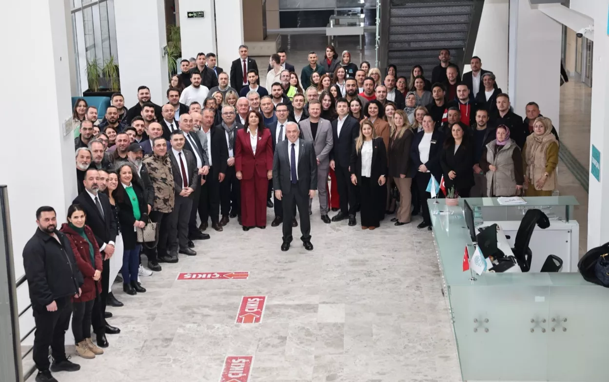 Nilüfer Belediye Başkanı Şadi Özdemir ve Belediye Başkan Yardımcıları, Ramazan Bayramı arifesinde belediye personeliyle bir araya gelerek bayramlaştı.