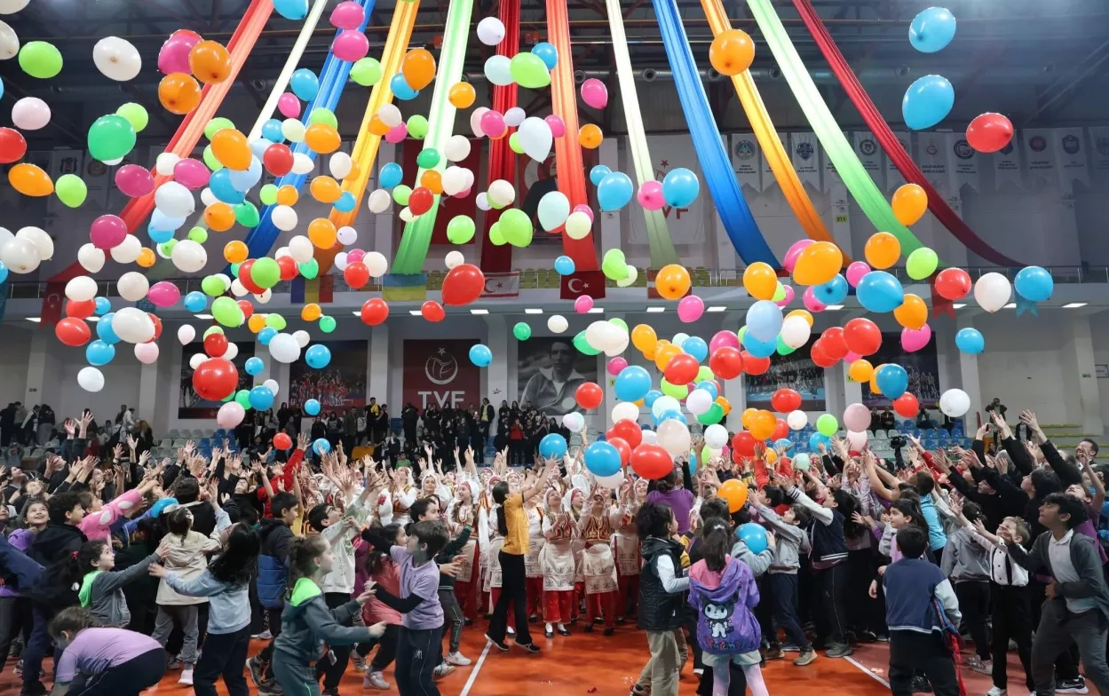 Nilüfer 24. Uluslararası Spor Şenlikleri törenle başladı. Öğrencilerin gösterileriyle renklenen açılışta konuşan Nilüfer Belediye Başkanı Şadi Özdemir, “171 okuldan 20 bin öğrencimiz, 24 farklı branşta mücadele edecek. Kazanan hep dostluk, kardeşlik ve barış olsun” dedi.
