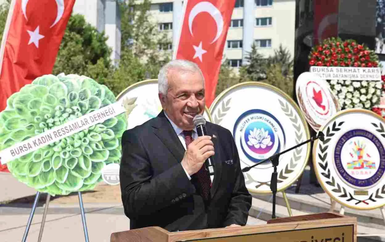 Nilüfer Belediyesi 30 Ağustos Zafer Bayramı’nı Cumhuriyet Meydanı’ndaki törenle kutladı.  Nilüfer Belediye Başkanı Şadi Özdemir, “Nasıl ki 30 Ağustos’ta bu topraklarda kararlılık, cesaret, akıl ve dayanışma ile bütün zorluklar aşıldıysa, bugün de biz o günlerden aldığımız güç ile geleceği inşa edeceğiz” dedi.