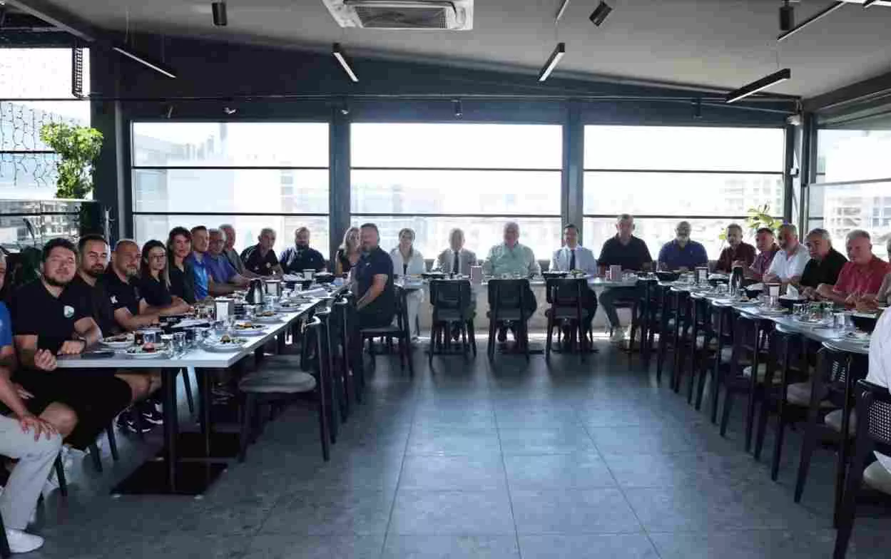 Nilüfer Belediyespor Kulübü, Bursa voleybolunun gelişimi için kentteki kulüplerle işbirliği toplantısı düzenledi. Toplantıda konuşan Nilüfer Belediye Başkanı Şadi Özdemir, “Bursa’nın voleyboldaki ağırlığını hep birlikte yukarıya taşıyalım” dedi.