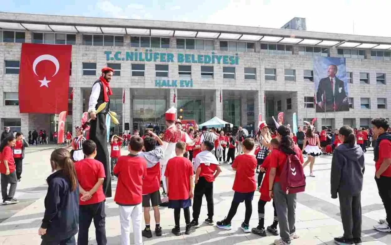 Nilüfer Belediyesi’nin Cumhuriyet’in 102. yılı kutlamaları, bu yıl yine büyük bir heyecanla başladı. 55 okuldan bin 609 öğrenci, “Okullar Arası Cumhuriyet Koşusu”nda Cumhuriyet’in değerleri için ter döktü, kardeşlik ve dayanışma içinde koştu.