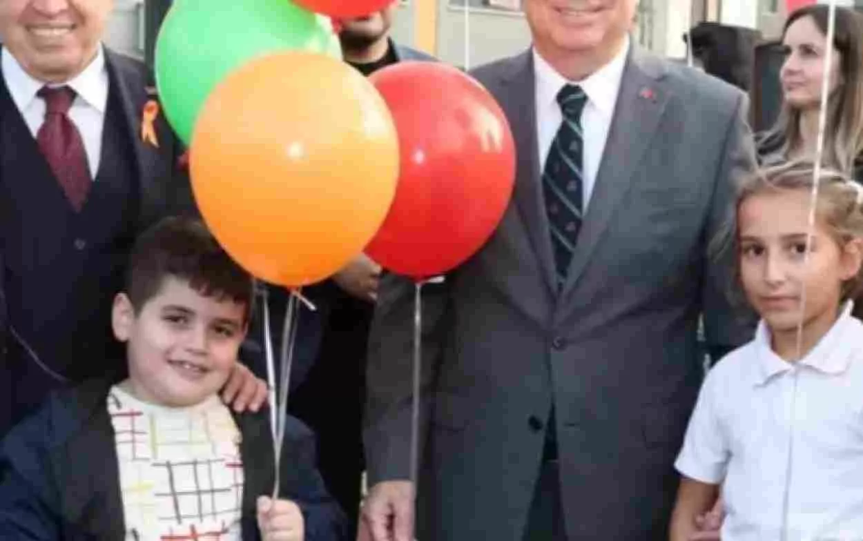 Nilüfer’in her mahallesinde nitelikli sosyal alanlar oluşturmayı hedeflediklerini belirten Başkan Şadi Özdemir, Çalı, Yaylacık, Doğanköy, Kayapa ve Kızılcıklı mahallelerinde yapımı süren parkları da en kısa sürede tamamlayacaklarını söyledi. “Hedefimiz bu yılı 7 yeni parkla tamamlamak. Nilüfer’de yeşil alanları ve sosyal donatıları artırarak, insanların bir araya geldiği yaşam alanlarını çoğaltmaya kararlıyız” diyen Başkan Şadi Özdemir, parkın mahalleye ve Nilüfer’e hayırlı olmasını diledi.