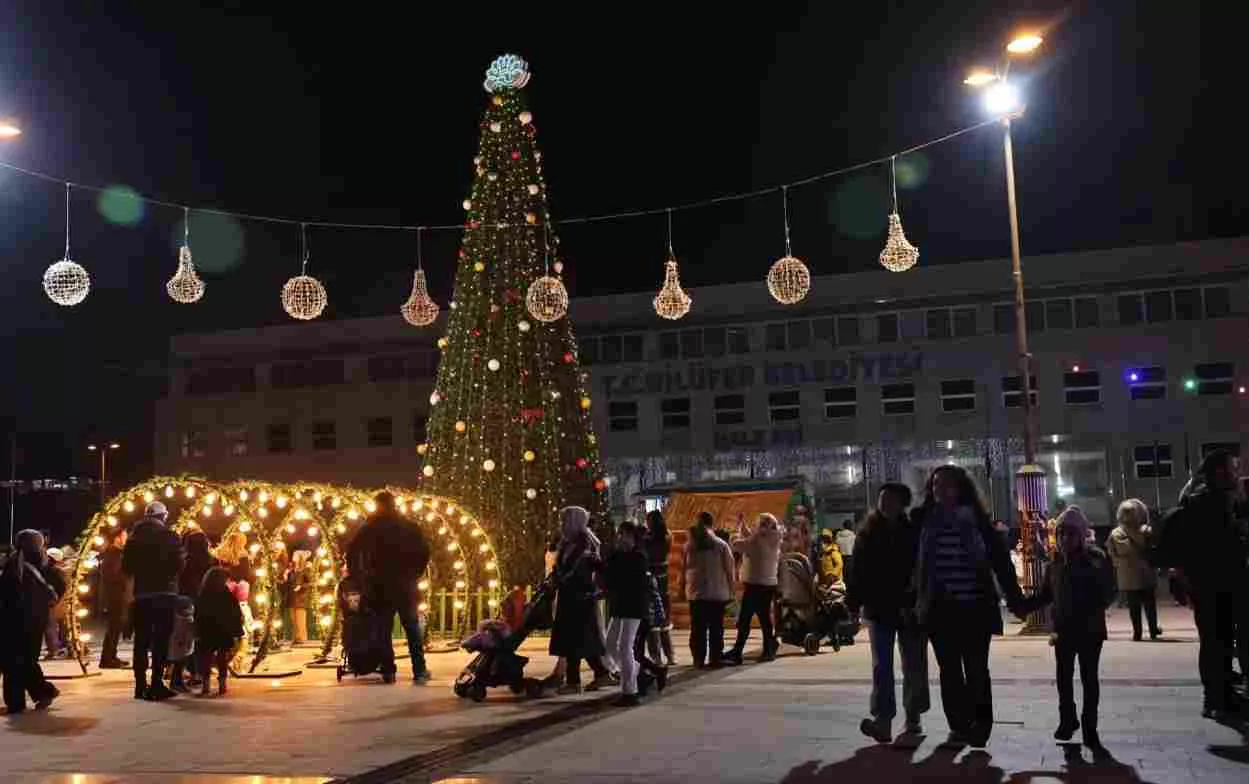 Nilüfer Belediyesi, yeni yıla girerken Cumhuriyet Meydanı’nı festival alanına dönüştürüyor.