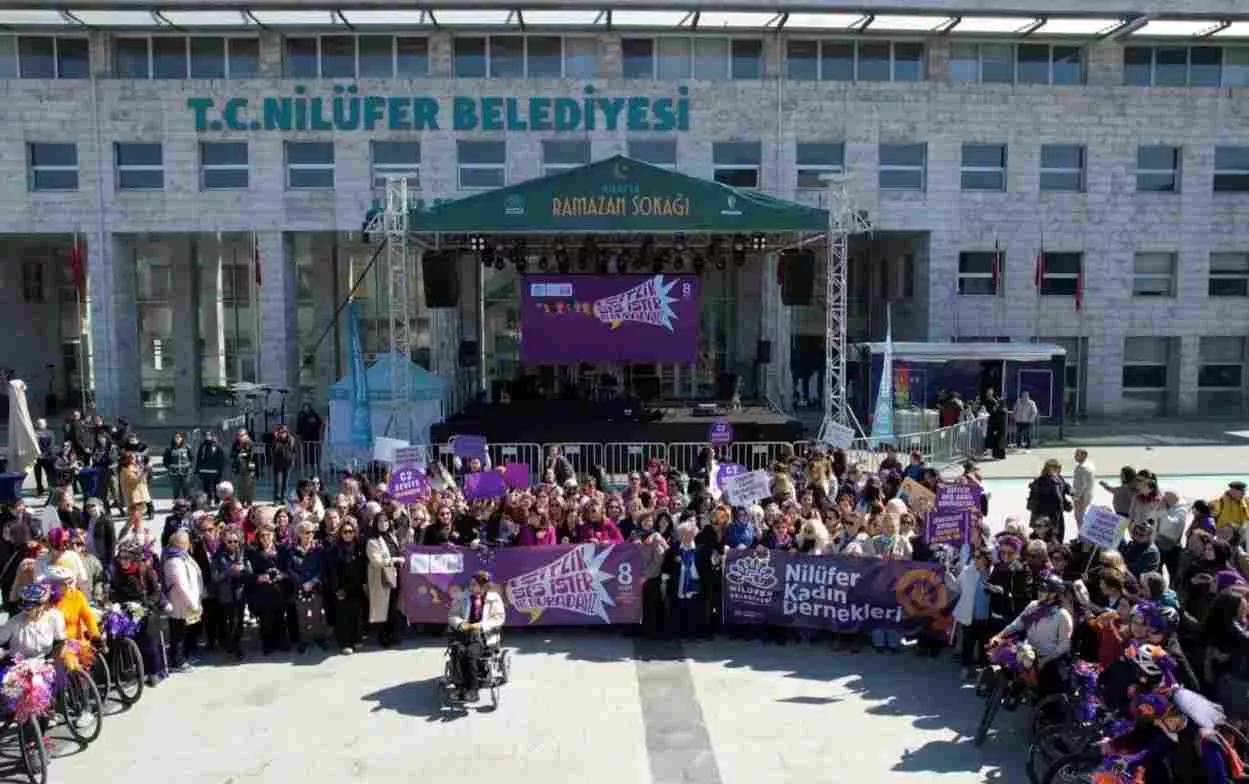 Nilüfer Belediyesi ve Nilüfer Kent Konseyi iş birliğiyle 8 Mart Dünya Kadınlar Günü kapsamında düzenlenen yürüyüşte bir araya gelen kadınlar, eşitlik, barış ve adalet taleplerini dile getirdi.