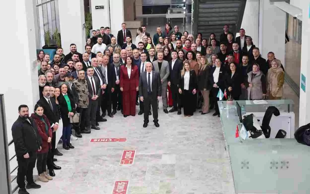 Nilüfer Belediye Başkanı Şadi Özdemir ve Belediye Başkan Yardımcıları, Ramazan Bayramı arifesinde belediye personeliyle bir araya gelerek bayramlaştı.